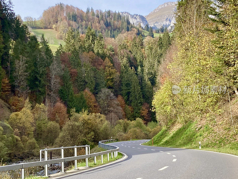 瑞士伯尔尼州- Diemtigen -街道和森林在山上的秋天